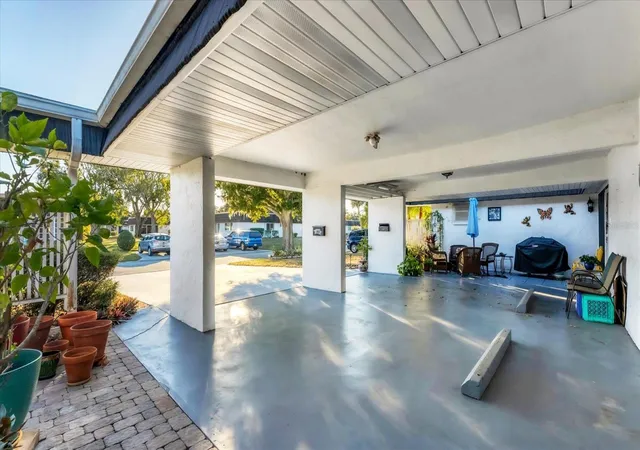 3rd image of 3823 Gln Oaks Dr E, SARASOTA, FL 34232