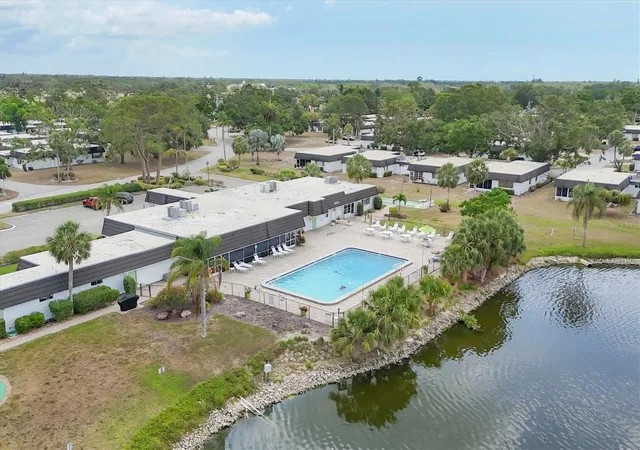 2nd image of 3823 Gln Oaks Dr E, SARASOTA, FL 34232