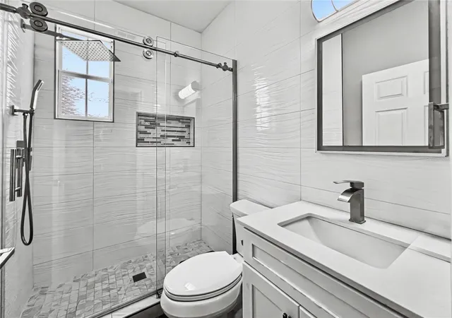 Photo 4 of Single family home for sale at 839 Lake Evalyn Dr, Kissimmee, FL 34747 | MLS# O6364150 | Listing updated on 2026-10-10