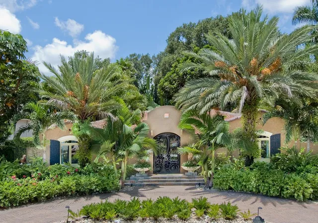 Photo 2 of Sale Pending at 808 Brightwaters Blvd Ne, Saint Petersburg, FL 33704 | MLS# TB8452744 | Listing updated on 2026-04-14
