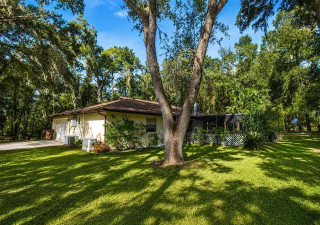 Photo 4 of Single family home for sale at 37600 Rolling Acres Rd, Lady Lake, FL 32159 | MLS# O6364705 | Listing updated on 2026-09-23