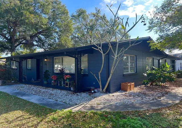 Photo 1 of Sale Pending at 29 Golf View Cir Ne, Winter Haven, FL 33881 | MLS# TB8453876 | Listing updated on 2026-09-22