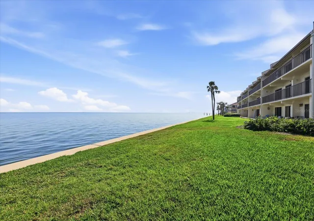 5th image of 7520 Sunshine Skyway Ln S #T19, Saint Petersburg, FL 33711 | MLS# TB8453940