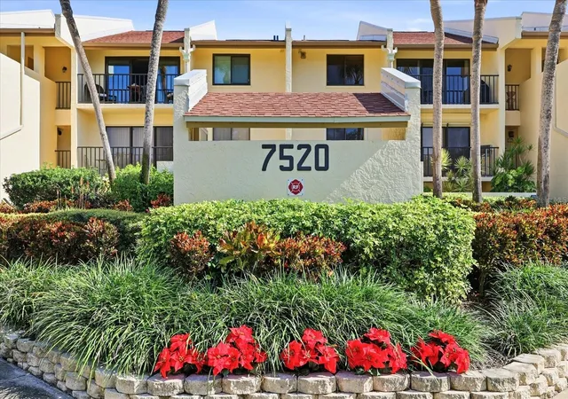 2nd image of 7520 Sunshine Skyway Ln S, Saint Petersburg, FL 33711