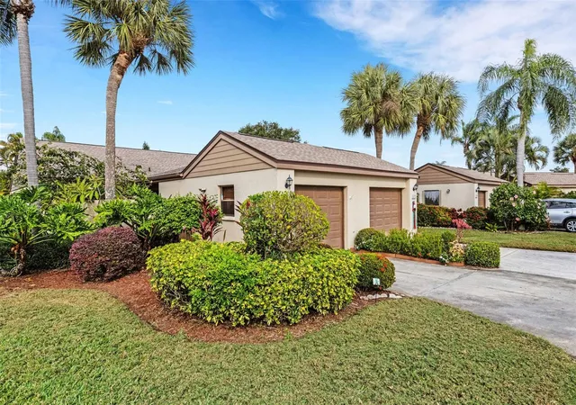 Photo 3 of Condo for sale at 3441 Beekman Pl #40, Sarasota, FL 34235 | MLS# A4674297 | Listing updated on 2026-07-10
