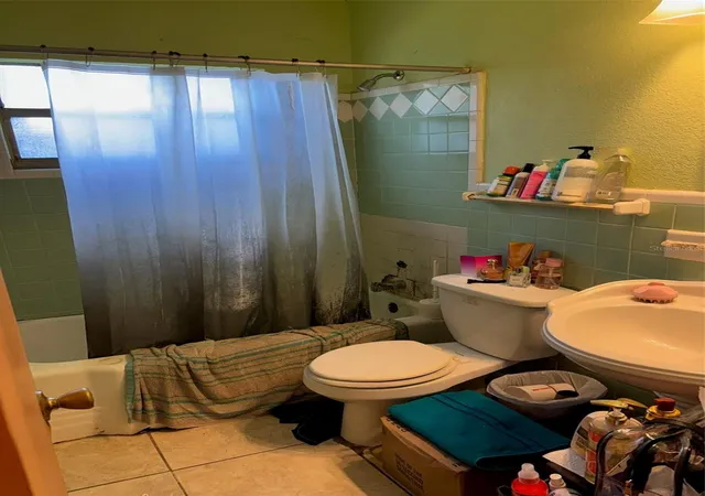 Photo 3 of Single family home for sale at 1602 Bren Lee Ct, Orlando, FL 32805 | MLS# O6365579 | Listing updated on 2026-09-30