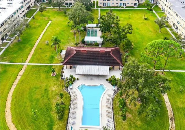 3rd image of 5095 Bay St Ne #210, St Petersburg, FL 33703 | MLS# TB8455089