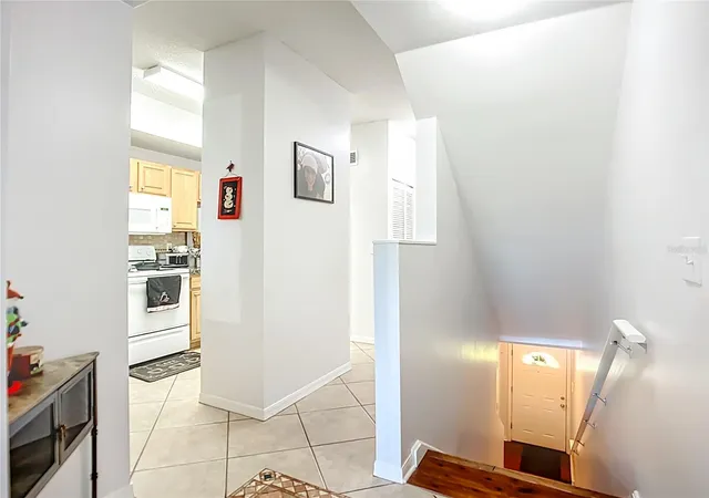 Listing Photo 4 - Condo for sale in building located at 4990 Baraldi Cir, Sarasota, FL 34235 - Unit #209