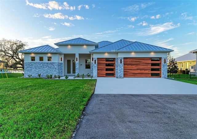 Photo 4 of Single family home for sale at 6100 Riverside Dr, Punta Gorda, FL 33982 | MLS# C7518851 | Listing updated on 2026-10-02