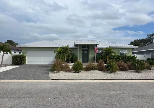 1st image of 805 30th Ct E, Bradenton, FL 34208 | MLS# O6366392