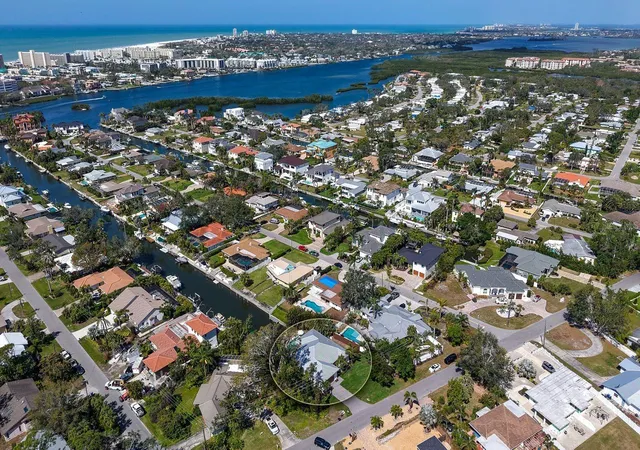 Photo 3 of Single family home for sale at 6136 Hollywood Blvd, Sarasota, FL 34231 | MLS# A4674886 | Listing updated on 2026-06-30