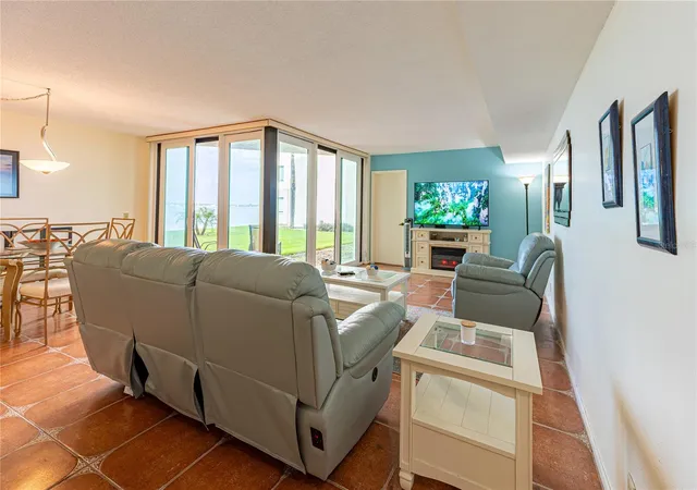 3rd image of 5541 Puerta Del Sol Blvd S, ST PETERSBURG, FL 33715
