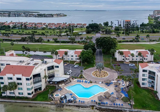 2nd image of 5541 Puerta Del Sol Blvd S, ST PETERSBURG, FL 33715