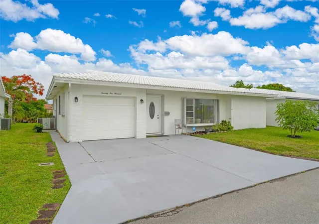 Photo 2 of Single family home for sale at 7500 Nw 66th Terrace, Tamarac, FL 33321 | MLS# O6367294 | Listing updated on 2026-09-05