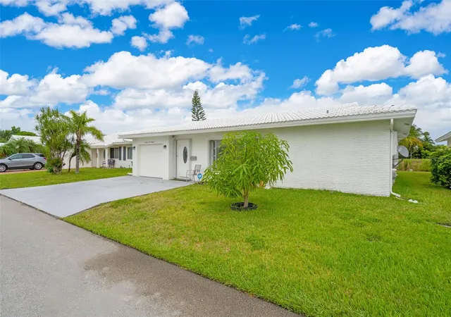 Photo 3 of Single family home for sale at 7500 Nw 66th Terrace, Tamarac, FL 33321 | MLS# O6367294 | Listing updated on 2026-09-05