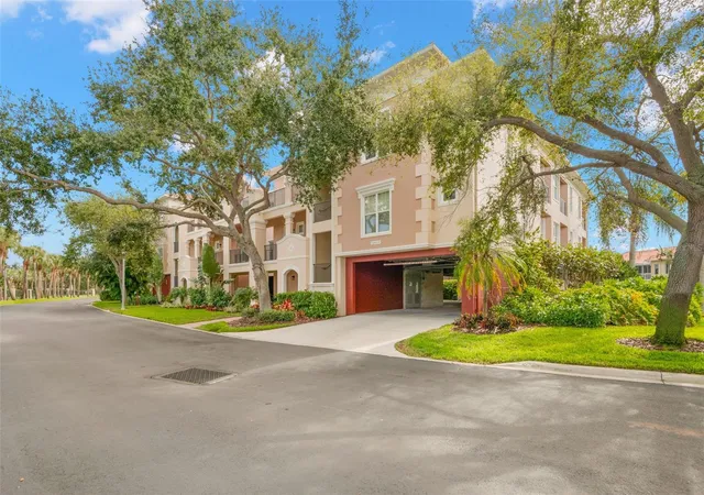 Listing Photo 2 - Condo for sale in building located at 8 Academy Wy S, St. Petersburg, FL 33711 - Unit #123