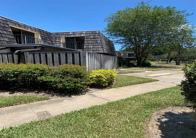 1st image of 1004 Royal Oak Blvd, Leesburg, FL 34748 | MLS# G5105548