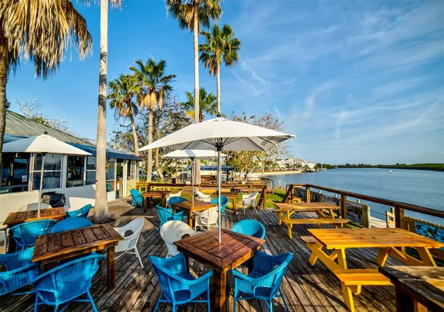 2nd image of 907 Bahia Del Sol Dr, RUSKIN, FL 33570