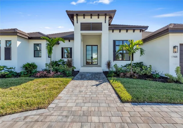 Photo 1 of Single family home for sale at 7125 Westmoreland Dr, Sarasota, FL 34243 | MLS# A4675672 | Listing updated on 2026-08-25
