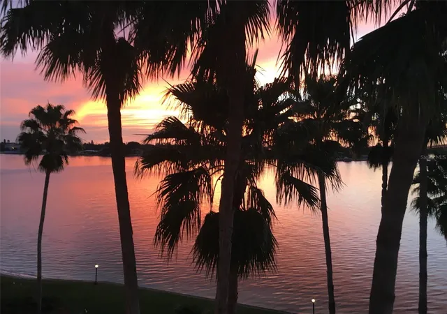 Listing Photo 2 - Condo for sale in building located at 5901 Bahia Del Mar Cir, St. Petersburg, FL 33715 - Unit #521