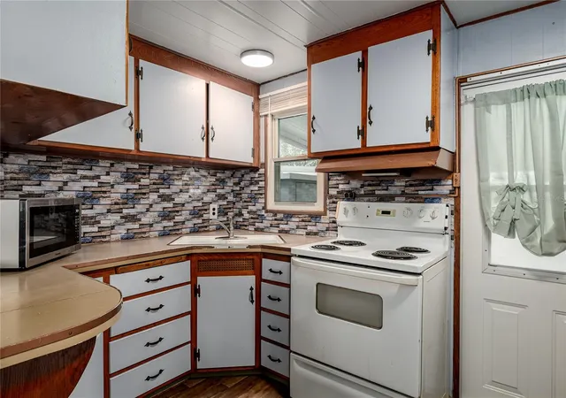 Photo 4 of Manufactured home for sale at 504 50th Avenue Dr W, Bradenton, FL 34207 | MLS# A4676264 | Listing updated on 2026-09-04