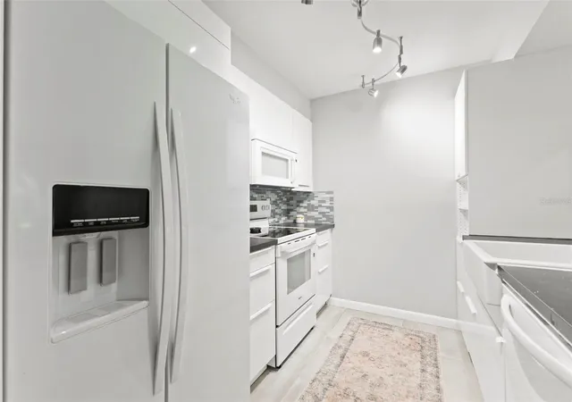 2nd image of 1730 Belleair Forest Dr, BELLEAIR, FL 33756