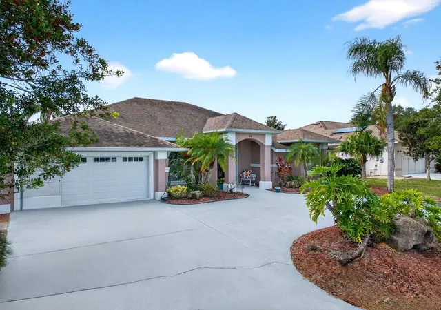 Photo 3 of Single family home for sale at 40 Franciscan Ln, Palm Coast, FL 32137 | MLS# FC314923 | Listing updated on 2026-10-28