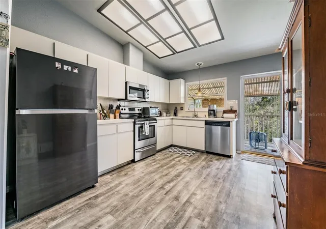 3rd image of 103 Kathleen Ct, Tarpon Springs, FL 34689 | MLS# TB8459884
