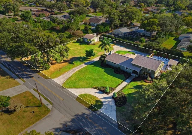 3rd image of 1825 Clubhouse Rd, Lakeland, FL 33813 | MLS# P4937385
