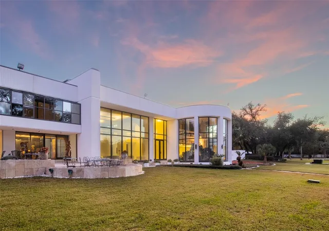 Photo 3 of Mansion for sale at 812 Sweetwater Clb Blvd, Longwood, FL 32779 | MLS# O6370385 | Listing updated on 2026-10-04