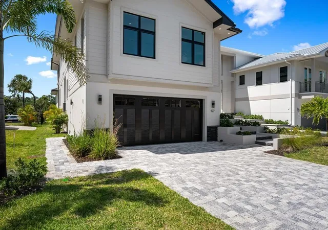 Photo 2 of Single family home for sale at 527 Venice Ln, Sarasota, FL 34242 | MLS# A4676628 | Listing updated on 2026-10-20