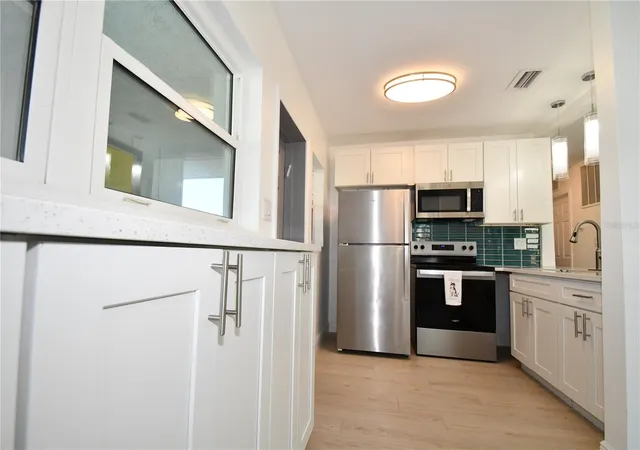3rd image of 547 Trade Winds Dr, Dunedin, FL 34698 | MLS# TB8460128