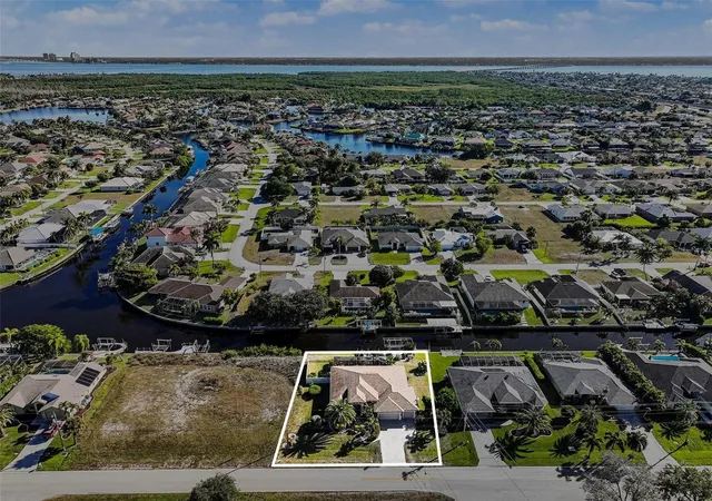 Homes for sale in Cape Coral, FL | 2127 Se 17th Pl, Cape Coral, FL 33990 | MLS# A4676648