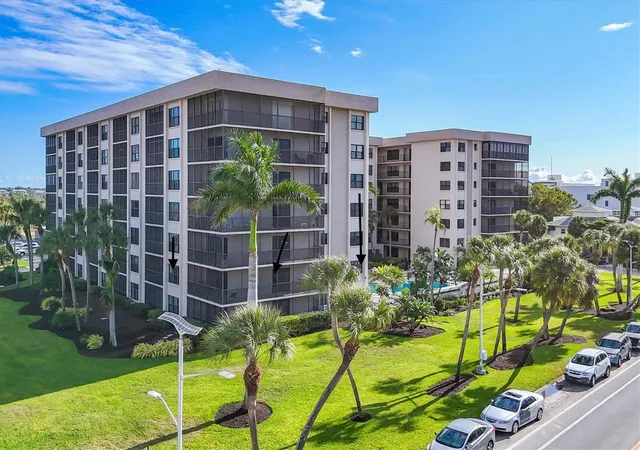 2nd image of 1001 Benjamin Franklin Dr, SARASOTA, FL 34236