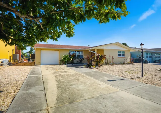 Photo 1 of Single family home for sale at 13630 Garris Dr, Hudson, FL 34667 | MLS# W7881827 | Listing updated on 2026-01-22