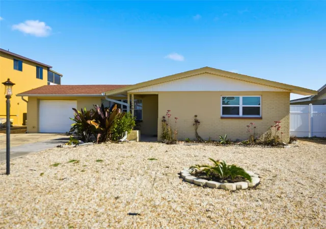 Photo 4 of Single family home for sale at 13630 Garris Dr, Hudson, FL 34667 | MLS# W7881827 | Listing updated on 2026-01-22