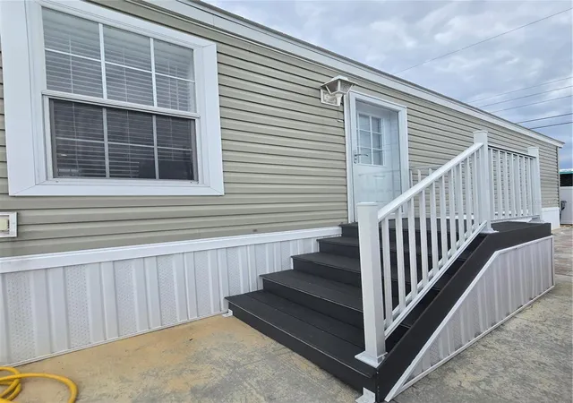 3rd image of 919 50Th Ave W, Bradenton, FL 34207 | MLS# OM716146