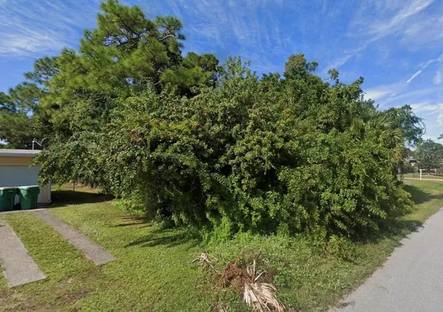 Photo 2 of Sale Pending at 566 Ridgewood St Nw, Port Charlotte, FL 33952 | MLS# O6371670 | Listing updated on 2026-10-17