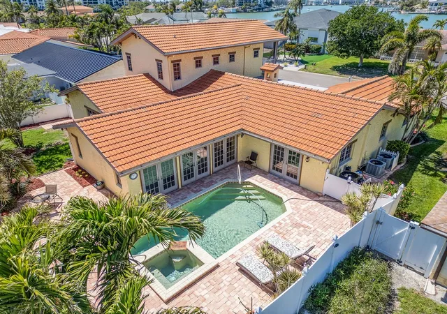 Photo 4 of Single Family Residence at 1140 81st Street S, Saint Petersburg, FL 33707 | MLS# TB8461856 | | Sold on 2026-10-30