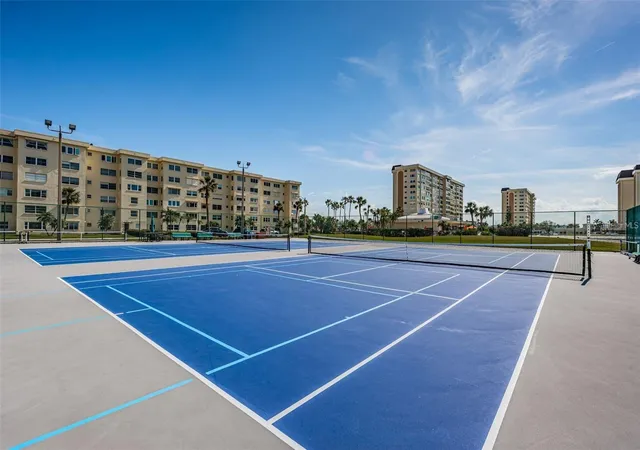 Homes for sale in St Petersburg, FL | 4750 Cove Circle, St Petersburg, FL 33708 | Houzeo