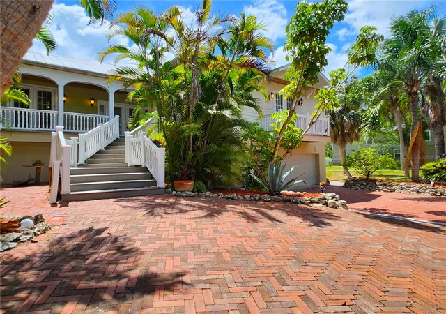 3rd image of 102 17Th St Ne, Bradenton, FL 34208 | MLS# TB8462604