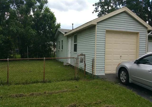 3rd image of 10002 N 26Th St, Tampa, FL 33612 | MLS# O6372379