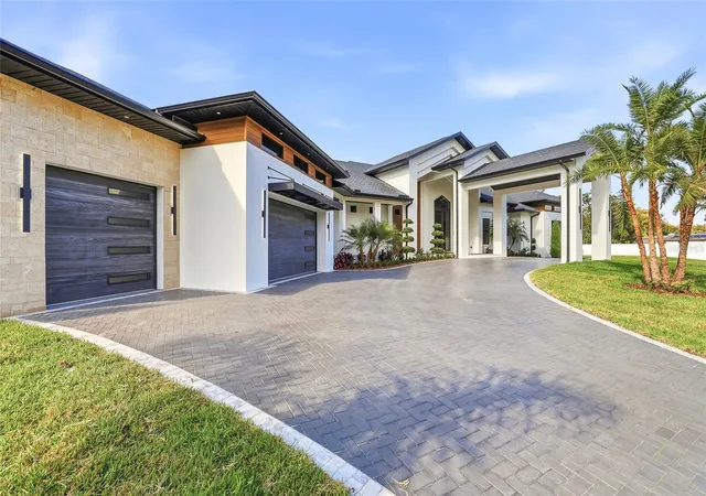 Photo 2 of Single family home for sale at 6802 E Creek Dr, Tampa, FL 33615 | MLS# TB8462668 | Listing updated on 2026-09-22