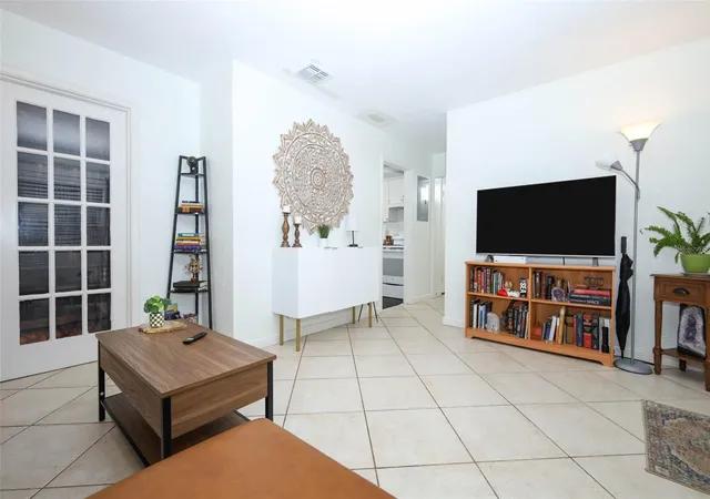 Photo 4 of Single family home for sale at 410 E Crystal Lake St, Orlando, FL 32806 | MLS# O6372531 | Listing updated on 2026-09-13