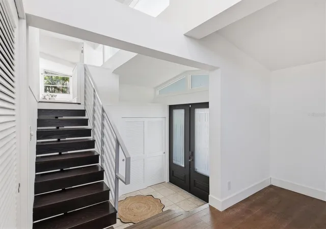 2nd image of 425 Partridge Cir, Sarasota, FL 34236 | MLS# A4677779