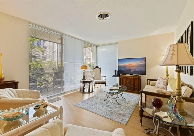 Listing Photo 4 - Condo for sale in building located at 1036 N Shore Dr Ne, St. Petersburg, FL 33701 - Unit #1