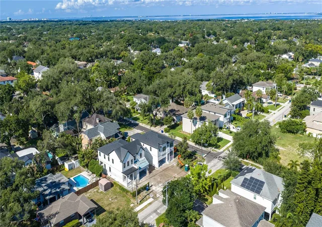 4th image of 4018 W Cleveland St, Tampa, FL 33609 | MLS# TB8463526
