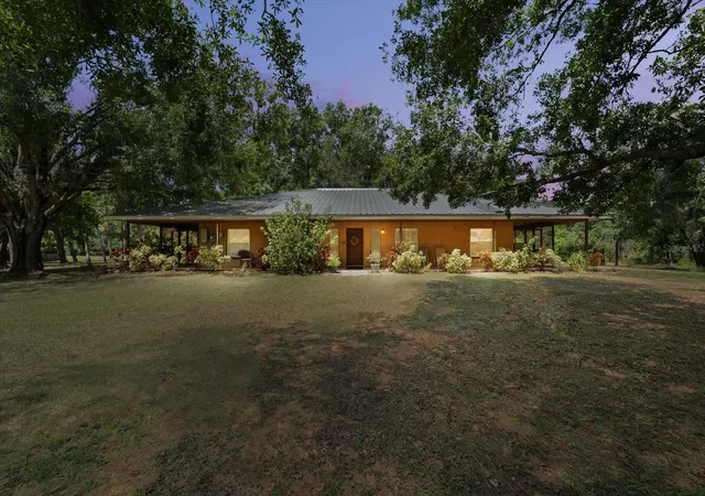 Single family home for sale at 13719 Seminole Trl, WIMAUMA, FL 33598 | MLS# A4677959