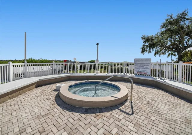 Listing Photo 2 - Condo for sale in building located at 6104 Palma Del Mar Blvd S, ST PETERSBURG, FL 33715 - Unit #402
