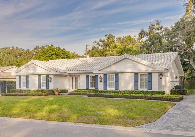 Photo 3 of Sale Pending at 3 Eastwood Ln, Belleair, FL 33756 | MLS# TB8463960 | Listing updated on 2026-05-27